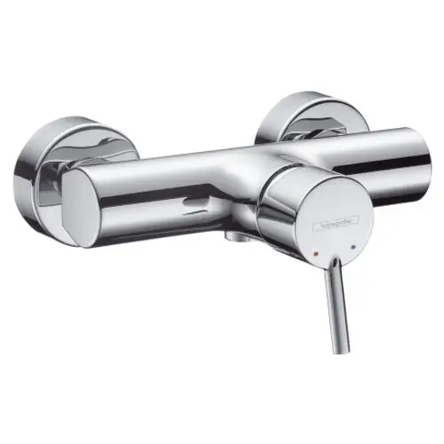 Chromfarbener Einhebel-Brausemischer von Hansgrohe mit klaren Linien und einem Hebel zur Einstellung von Temperatur und Wasserfluss, zur Montage an der Wand.